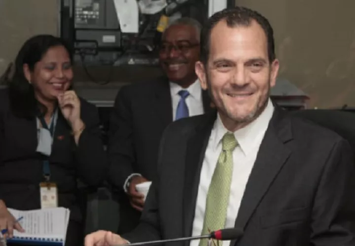 Federico Humbert (derecha), contralor general de la República, sigue esperando para hacer la auditoría. Foto de archivo