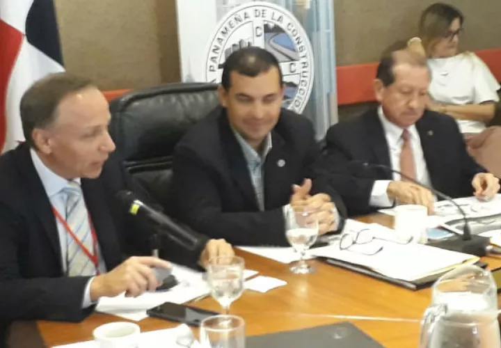Cortesía de sala dada a Gaspar Tarté, encargado  del proyecto de modificación  de la Ley de Contrataciones Públicas.