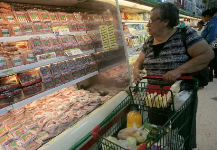 Consumidores y empresarios han manifestado que la medida ha encarecido los alimentos no regulados. Foto: Panamá América.