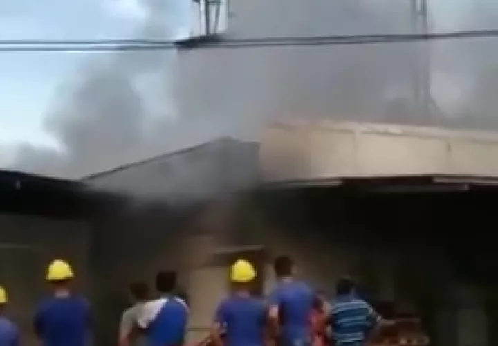 Bomberos combaten incendio en la empresa COOLECHE. Foto/Twiitter Bomberos