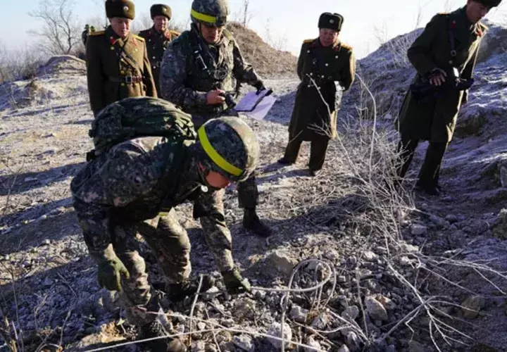 Soldados surcoreanos comprueban la destrucción de un puesto de vigilancia norcoreano durante la verificación sobre el terreno de la eliminación de puestos de vigilancia. FOTO/EFE