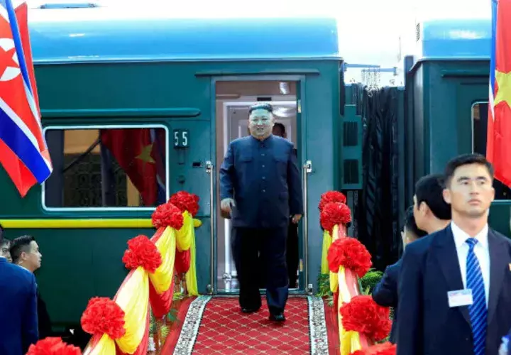 Diez horas después que Kim y por un medio de transporte distinto -el avión en lugar del tren.