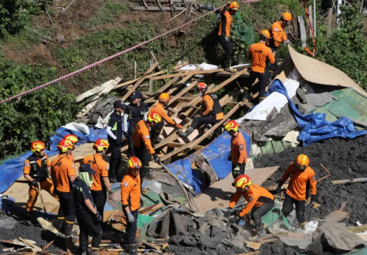 Socorristas buscan víctimas desaparecidas tras el paso del tifón. Foto: EFE.