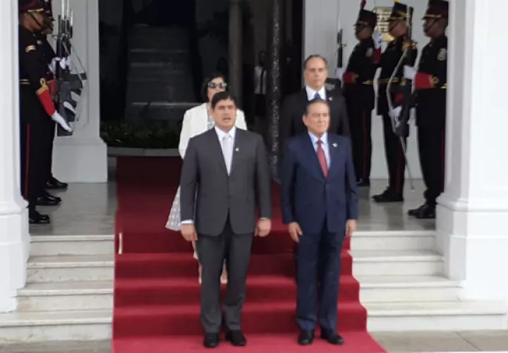 El presidente de Costa Rica, Carlos Alvarado, fue recibido en el Palacio de Las Garzas por su homólogo panameño Laurentino Cortizo.