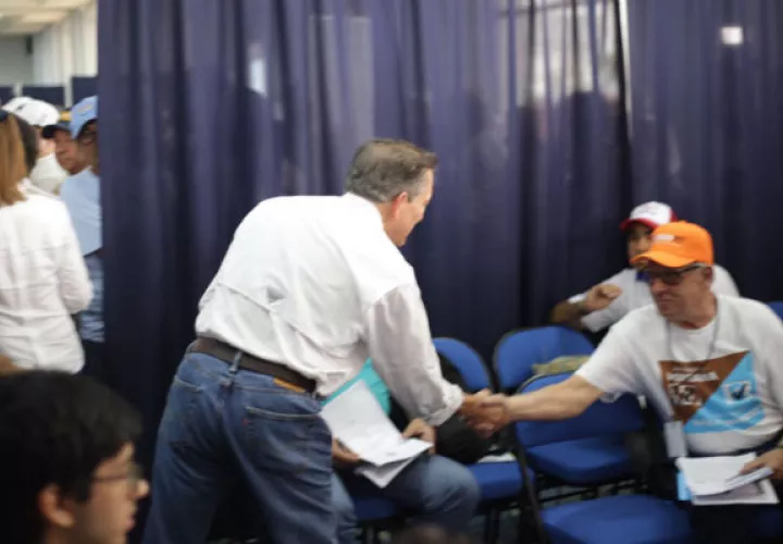 El candidato presidencial del PRD acudió a emitir su voto al centro de convenciones Atlapa.