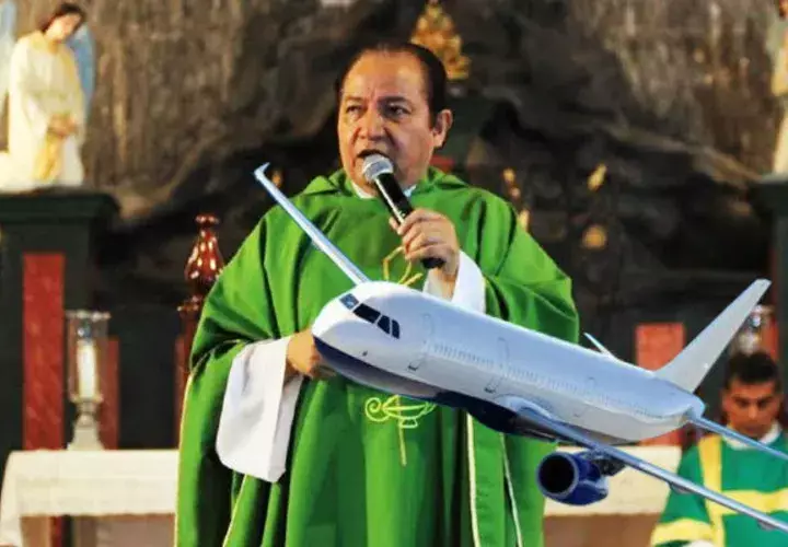 El padre David Cosca se fue de viaje a Ciudad de México; llevaba seis maletas. Foto: Panamá América.