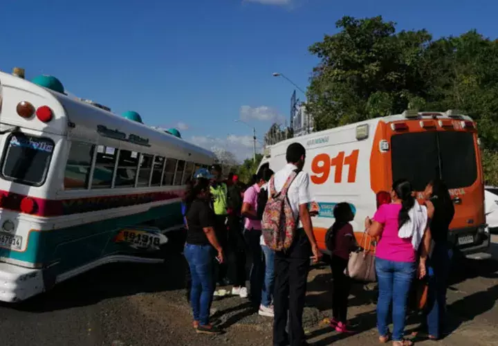 En Costa Verde se registró una colisión entre un bus de la ruta de Panamá-Capira y un auto. Foto/Eric Montenegro