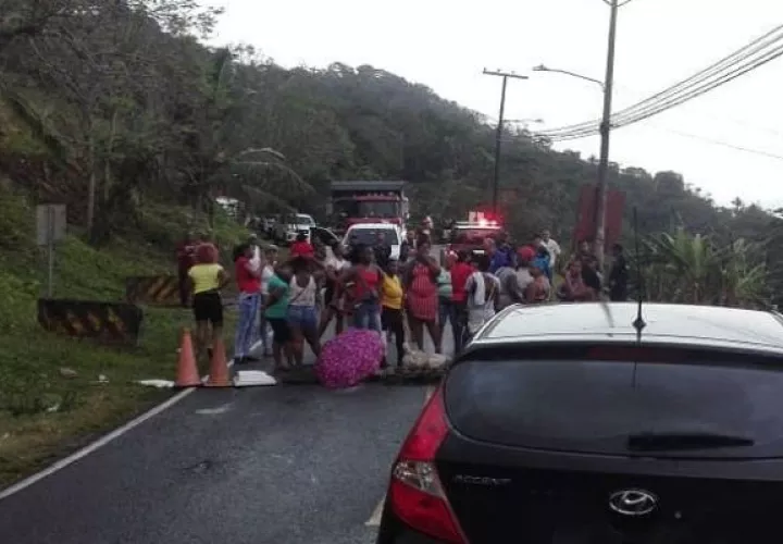 La protesta fue en la entrada principal de Portobelo. Foto: Diómedes Sánchez S. 