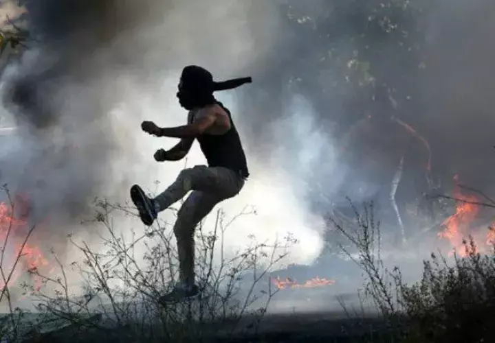 Extraños lanzaron dos aparentes bombas molotov. Foto: EFE/ iIustrativa. 