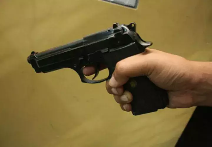 Tras decomisar las armas, los policías se comunicaron con los padres de los menores. 