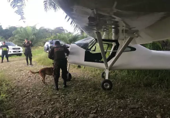 Unidades caninas detectaron rastros de sustancia ilicita en la aeronave.