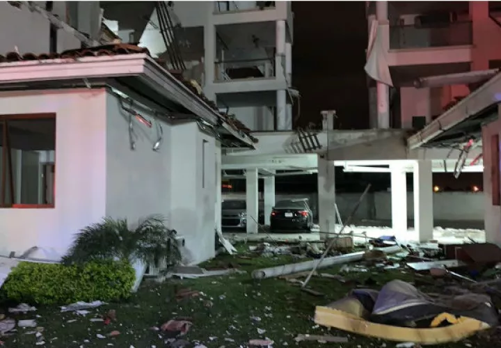 Se evalúan los daños estructurales del edificio.