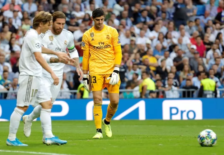 Thibaut Courtois (der.) en el juego ante Brujas. Foto:EFE