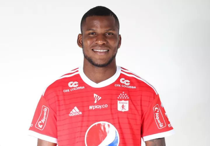 Joseph Cox con la camiseta del equipo colombiano. Foto @AmericadeCali