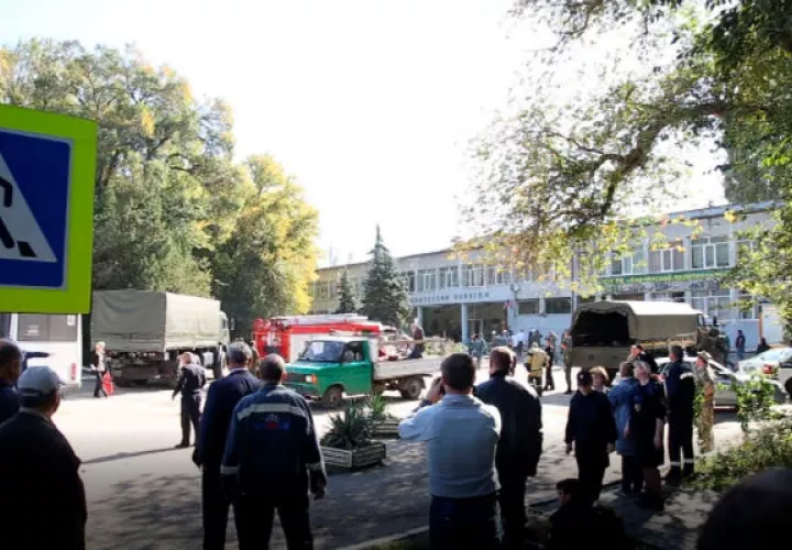  Varios miembros de los servicios de seguridad en el colegio donde se produjo un atentado en Kerch, en la península de Crimea. EFE