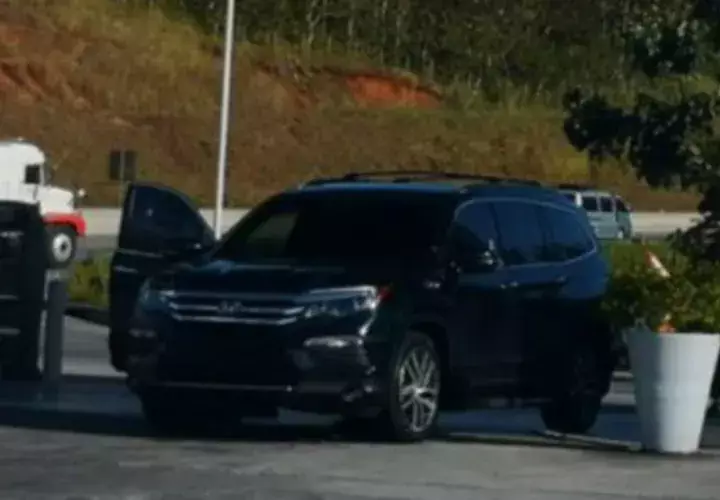 El sujeto quedó al lado de una camioneta de color negro. Internet