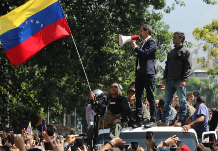 Juan Guaidó y Leopoldo López lanzan ofensiva militar contra Nicolás Maduro. Foto/EFE