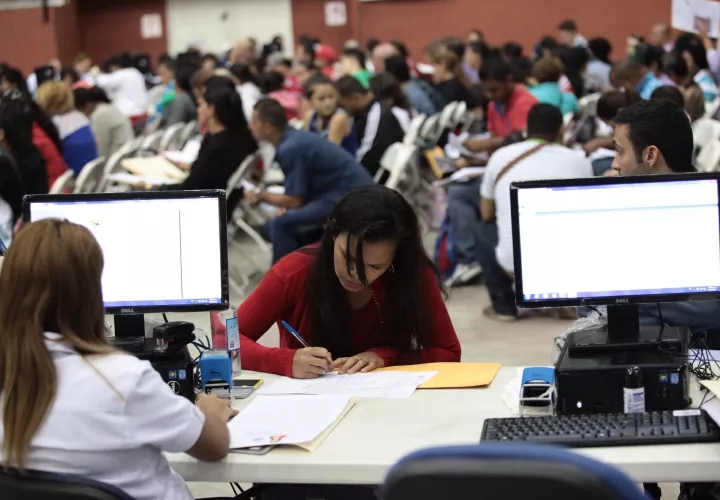 El Servicio Nacional de Migración del actual gobierno señaló que se regularizaron a unos 375 mil extranjeros.
