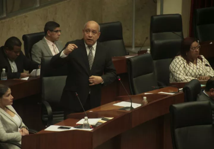 Crispiano Adames asegura que no lo bajaron de un avión. Foto/Victor Arosemena
