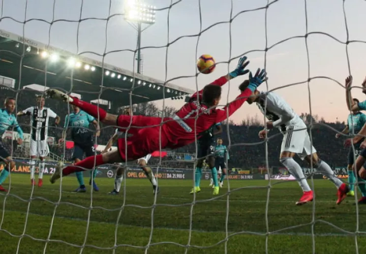 Cristiano Ronaldo anota el segundo gol de la Juventus de cabeza. Foto:EFE