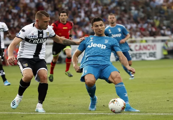 Simone Iacoponi del Parma (izq.) y Cristiano Ronaldo de la Juventus. Foto:AP