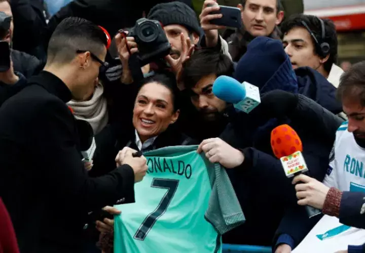 Cristiano Ronaldo firmó autógrafos afuera del juzgado. Foto EFE