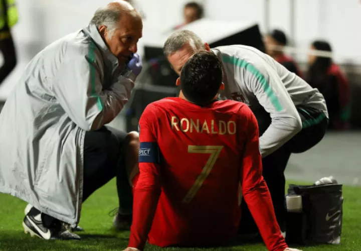 Cristiano Ronaldo no terminó el partido ante Serbia. Foto EFE