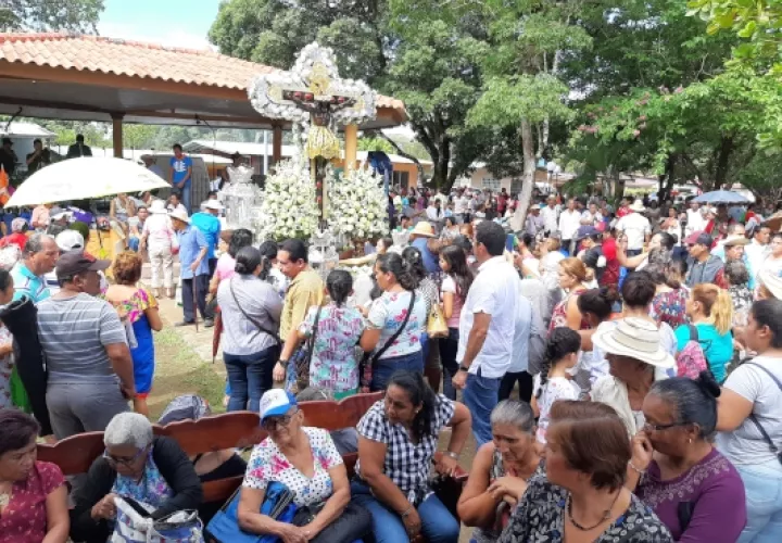 Todos llegan a demostrar su fe ante el Cristo de los Milagros porque se sienten agradecidos por un favor especial o movidos por la fe. Foto/Melquiades Vásquez