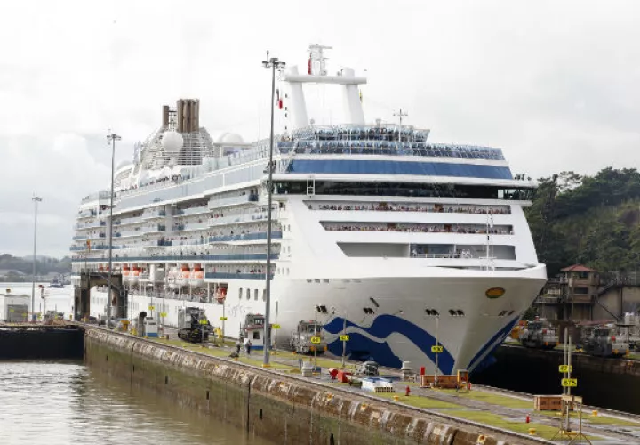 El tránsito del Island Princess es el primero de los 258 cruceros que se espera para esta temporada 2019-2020 por el Canal de Panamá. Foto/Canal de Panamá