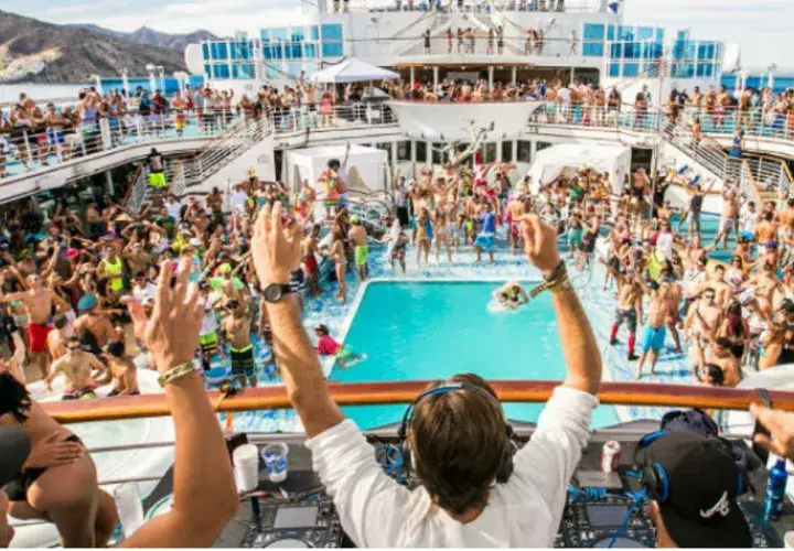 Imagen de varios adultos disfrutando a bordo de un crucero. /Foto: Cortesía