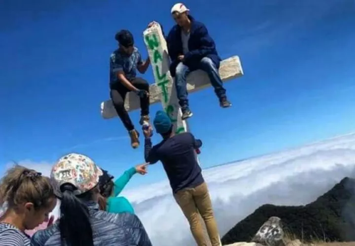 Los jóvenes usaron aerosol para escribir sus nombres.