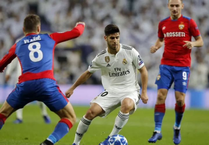  Marco Asensio de Real Madrid (izq.) Nikola Vlasic (8) del CSKA. Foto:AP