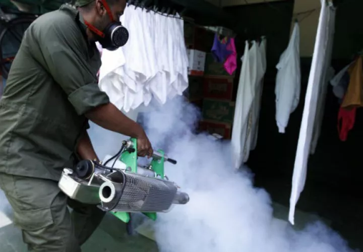 Un joven participa de campaña para luchar contra el mosquito transmisor del virus del zika, dengue y chikungunya, en La Habana (Cuba). EFE