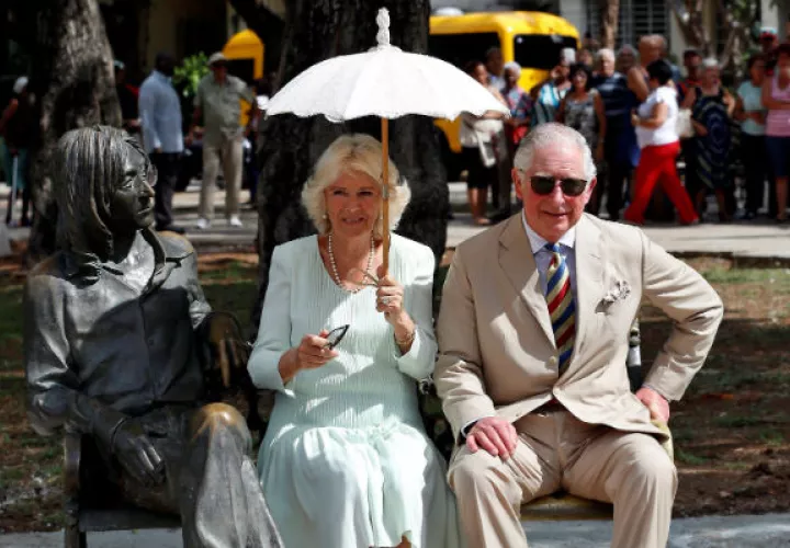  El príncipe Carlos de Gales (d) y su esposa Camila (c), duquesa de Cornualles, posan para una foto junto a una estatua de John Lenon, en La Habana . Foto: EFE.