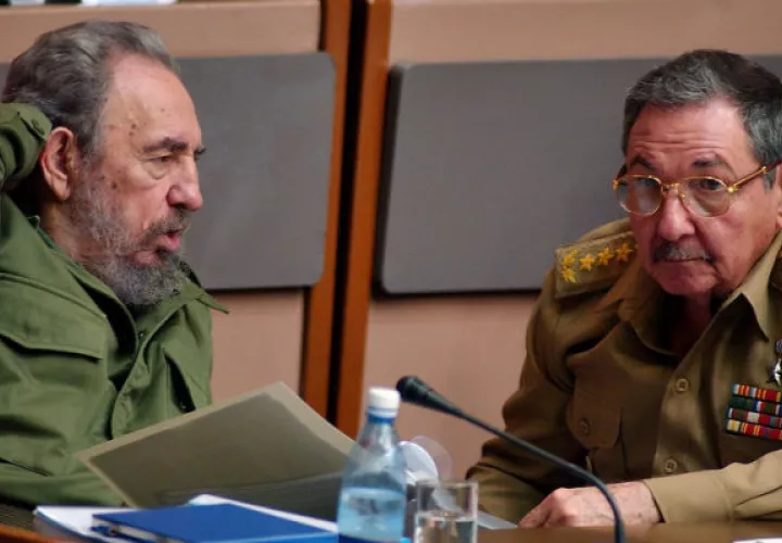 Castro ha eliminado algunas de las fotos más plémicas, entra las que esta una en la que aparece en un yate, algo prohibido para los cubanos. Además hay otra en la que conduce una BMW por las calles de La Habana.