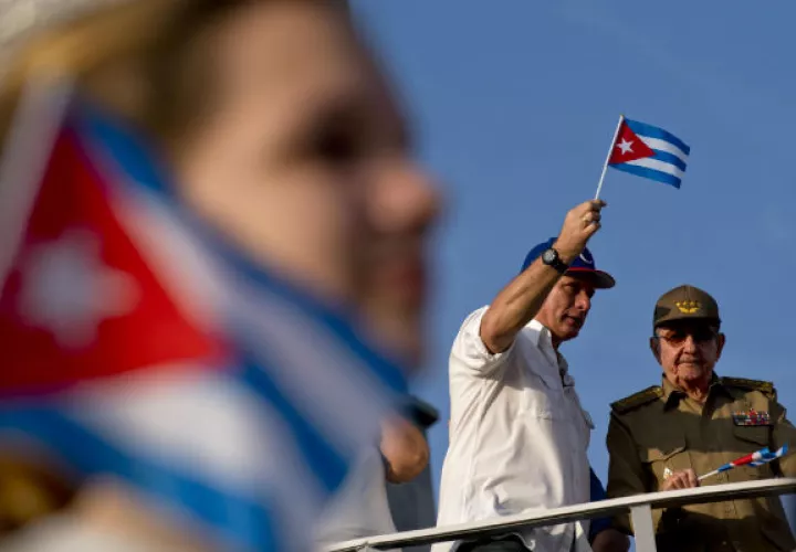 La llegada de los médicos se da tras acuerdo  con  el entonces presidente cubano, Raúl Castro (der). Foto: Archivo/Ilustrativa.