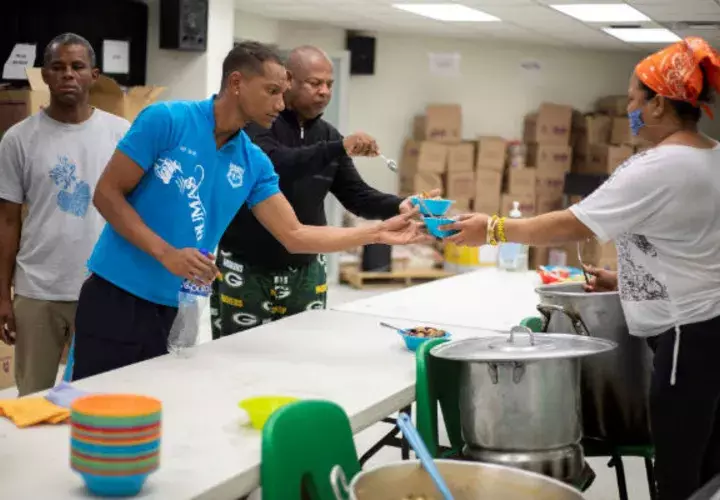  Migrantes cubanos reciben alimentos en un albergue de la fronteriza Ciudad Juárez, en el estado de Chihuahua (México).  Foto: EFE.