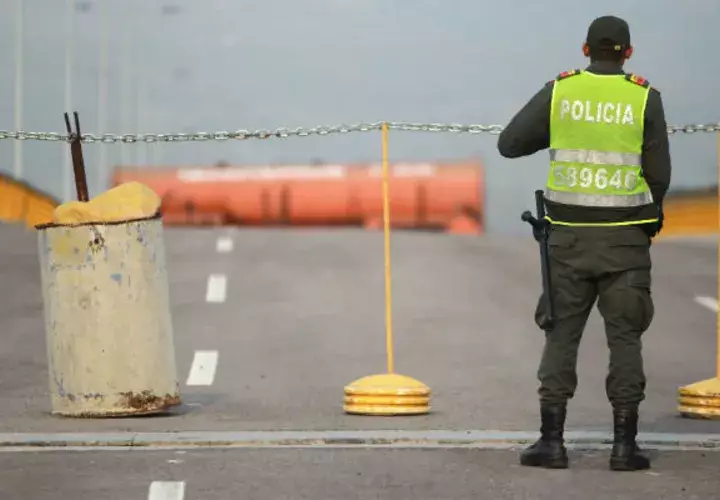 Un policía presta seguridad en el puente fronterizo Las Tienditas, donde se realizará el concierto Venezuela Aid Live, en Cúcua (Colombia). Foto: EFE.