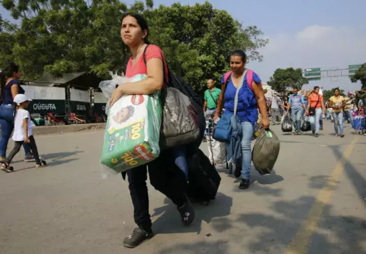 Una mujer vende fármacos en el puente internacional Simón Bolivar. Foto: EFE.