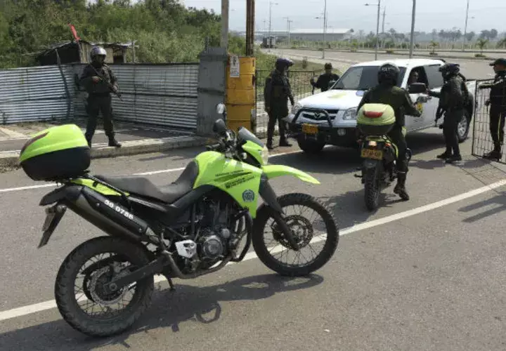 Policías colombianos en el puente Tienditas, aún sin inaugurar.  Foto: AP.