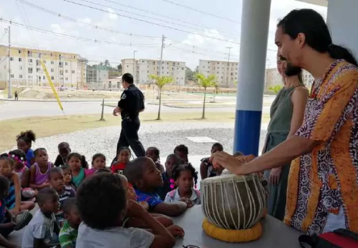 Miles de niños se  beneficiaron con el proyecto. En Colón, en tres días, cerca de 300. No perdieron detalle de la actividad literaria-musical. Cortesía.