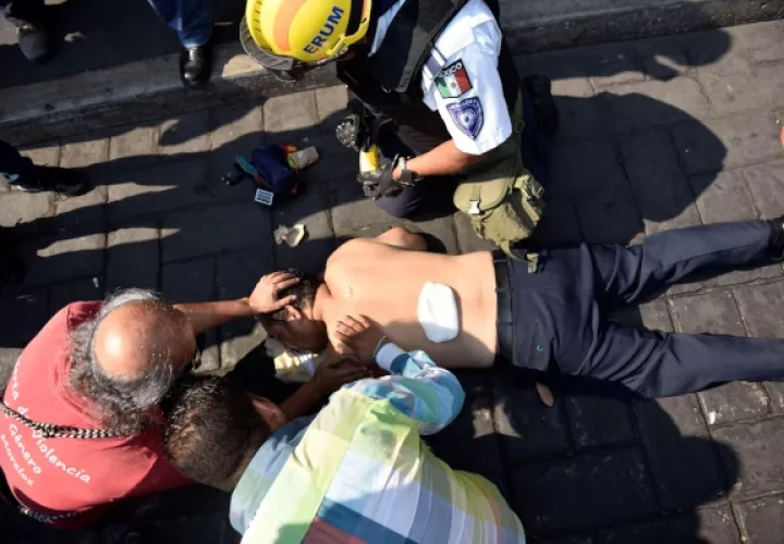 El periodista René Pérez, quien cubría la manifestación, también resultó herido de un disparo en la espalda baja. FOTO/EFE