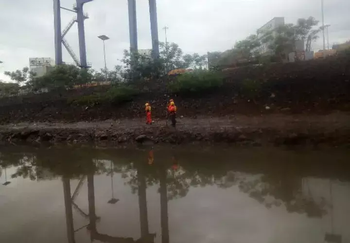 El cadáver fue hallado en la desembocadura del río Curundú. Foto/ Sinaproc