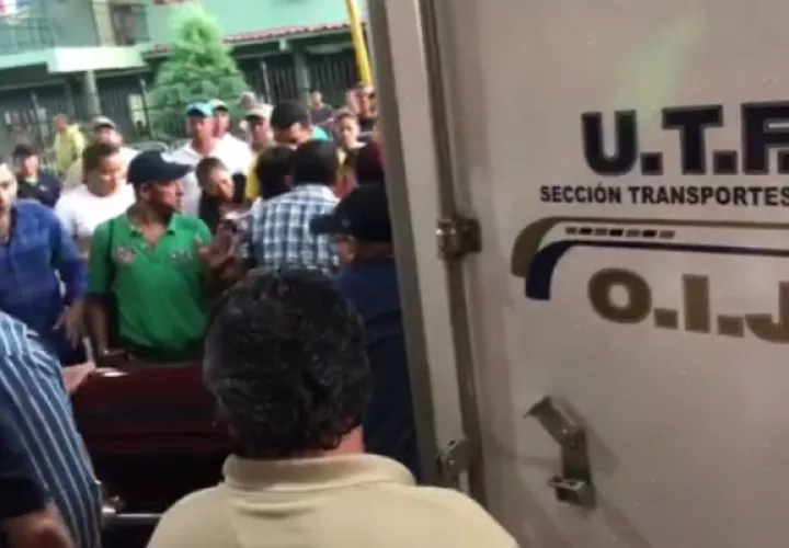 Familiares rompieron en llanto al llegar el carro fúnebre de la OIJ. Mayra Madrid. 