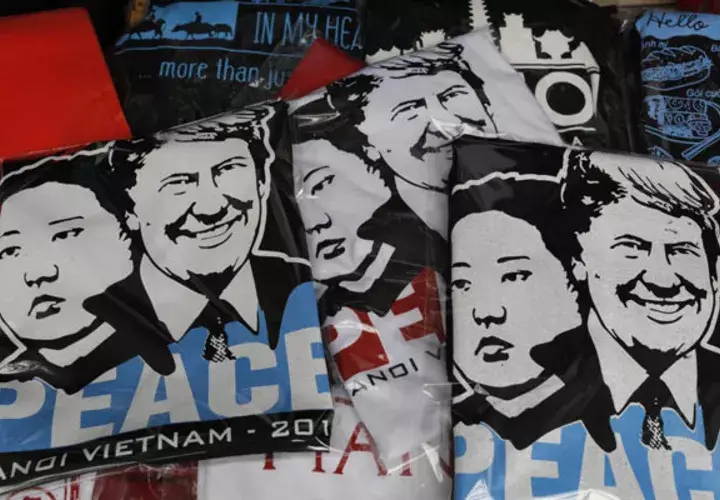 Se venden camisetas con la cara de Kim y la frase "Rocket Man" (“Hombre proyectil”), un guiño al apodo despectivo que le puso Trump en 2017, cuando las pruebas nucleares norcoreanas y el intercambio de amenazas entre los dos mandatarios llevaron a muchos a temer una guerra.  FOTO/AP