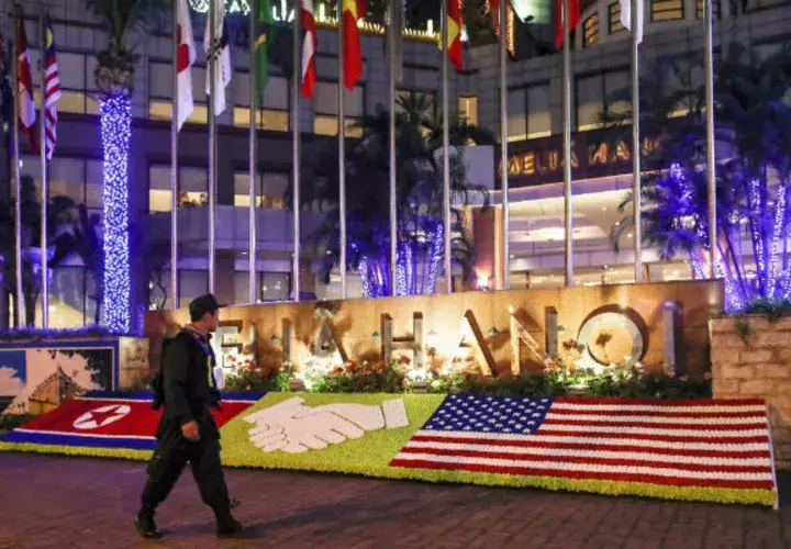Algunos periodistas estadounidenses también se alojaban en el Meliá, y según el diario The Washington Post, no se les obligó inmediatamente a abandonar sus habitaciones, aunque sí se les prohibió hacer conexiones en directo por televisión desde el hotel.