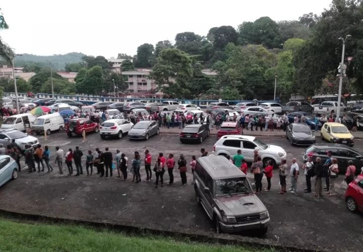 El viacrucis por un cupo para cita de especialidad médica en la Caja de Seguro Social. Foto: Panamá América.