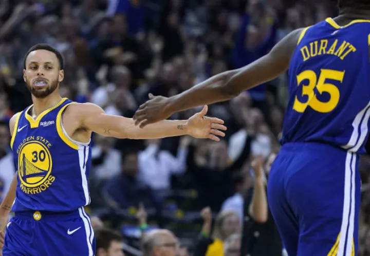 Stephen Curry festeja con Kevin Durant Foto:AP