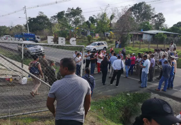 Los estudiantes, junto con otras personas del lugar, bloquearon la carretera Panamericana.