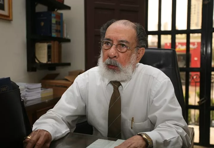 Dr. José Guillermo Ros-Zanet. La Academia Panameña de la Lengua le rindió homenaje póstumo en la inauguración de la FIL 2019. También este tributo In memoriam incluyó a la Dra. Rosa María C. de Britton, Dra. Gloria Guardia Alfaro, escritor Guillermo Sánchez Borbón (Tristán Solarte) y poeta  Tobías Díaz Blaitry. Foto: Archivo Panamá América.